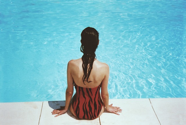 žena u bazénu