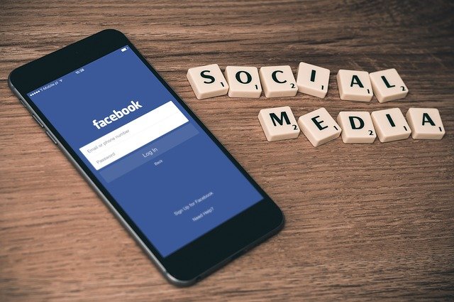 sociální média a facebook na smartphone